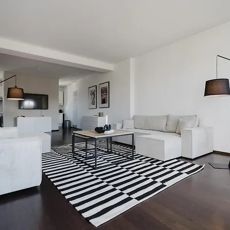 4 Bedroom - Zentral - Geraeumig - Kueche - Terrasse - Wifi - Kaffee - Parkhaus Appartement *