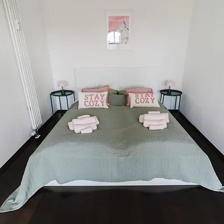 4 Bedroom - Zentral - Geraeumig - Kueche - Terrasse - Wifi - Kaffee - Parkhaus Appartement *