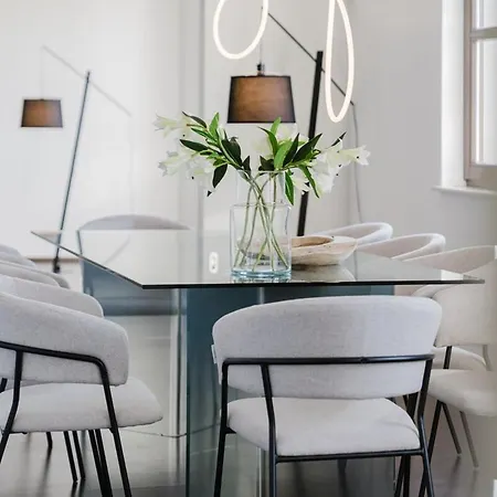 4 Bedroom - Zentral - Geraeumig - Kueche - Terrasse - Wifi - Kaffee - Parkhaus Appartement *