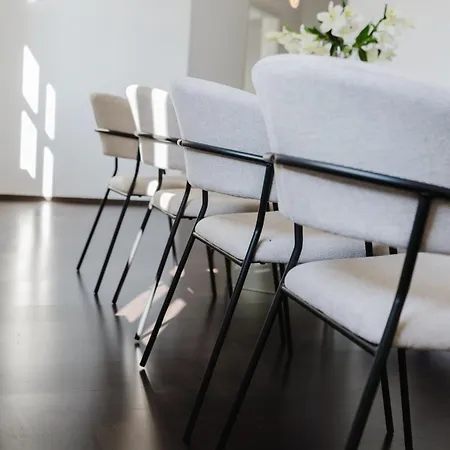 4 Bedroom - Zentral - Geraeumig - Kueche - Terrasse - Wifi - Kaffee - Parkhaus Appartement *