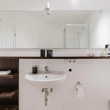 4 Bedroom - Zentral - Geraeumig - Kueche - Terrasse - Wifi - Kaffee - Parkhaus Apartment *